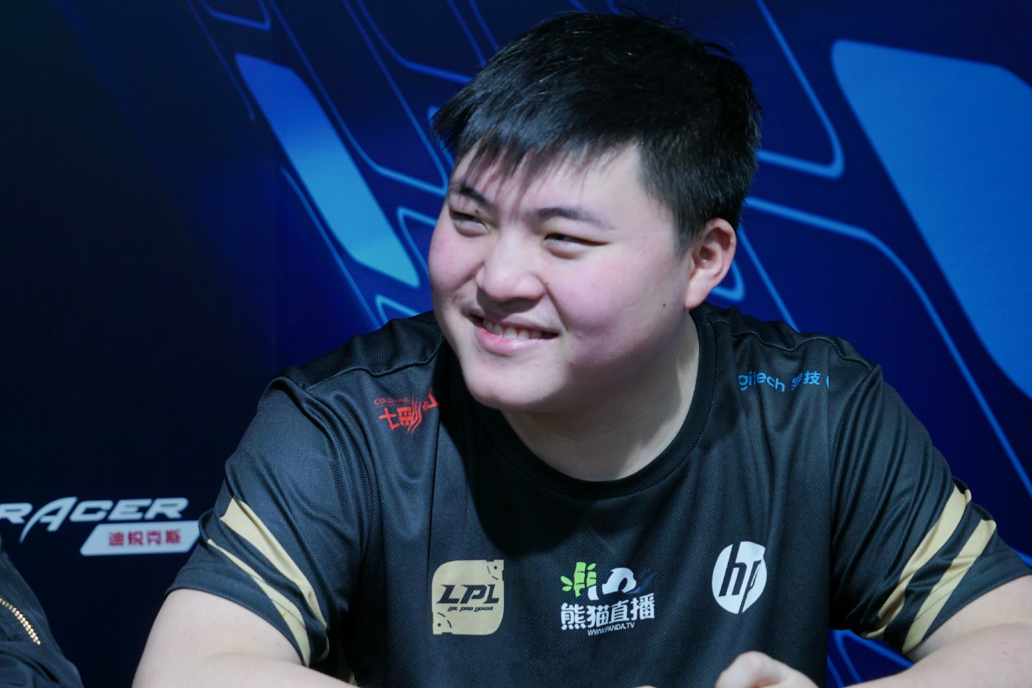 Uzi迎来二十赛季出色发挥，瑞士队观众热烈欢呼！观众掌声雷动的简单介绍